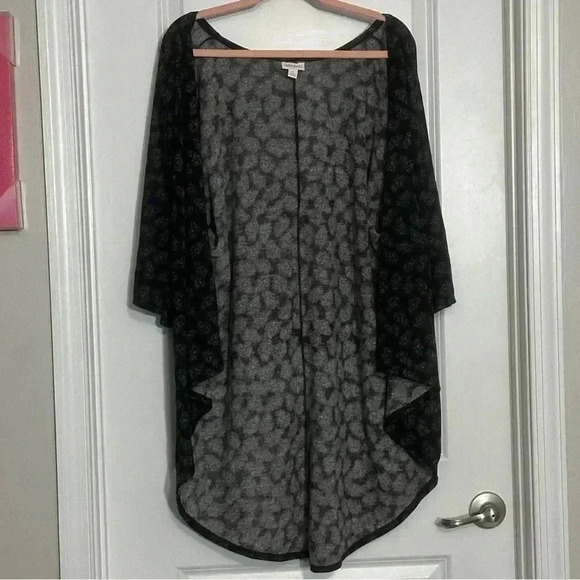 NWT! Small LULUROE Black with Faint White & Blue Abstract Pattern Cardigan - Picture 4 of 10
